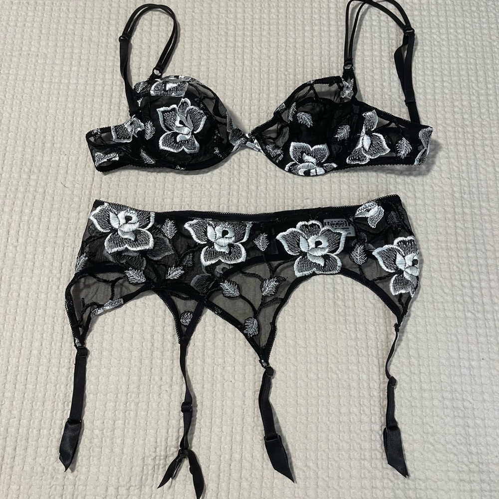 Elegant Wilford Body Culture Black and White Floral Bra & Garter Lingerie Set XS